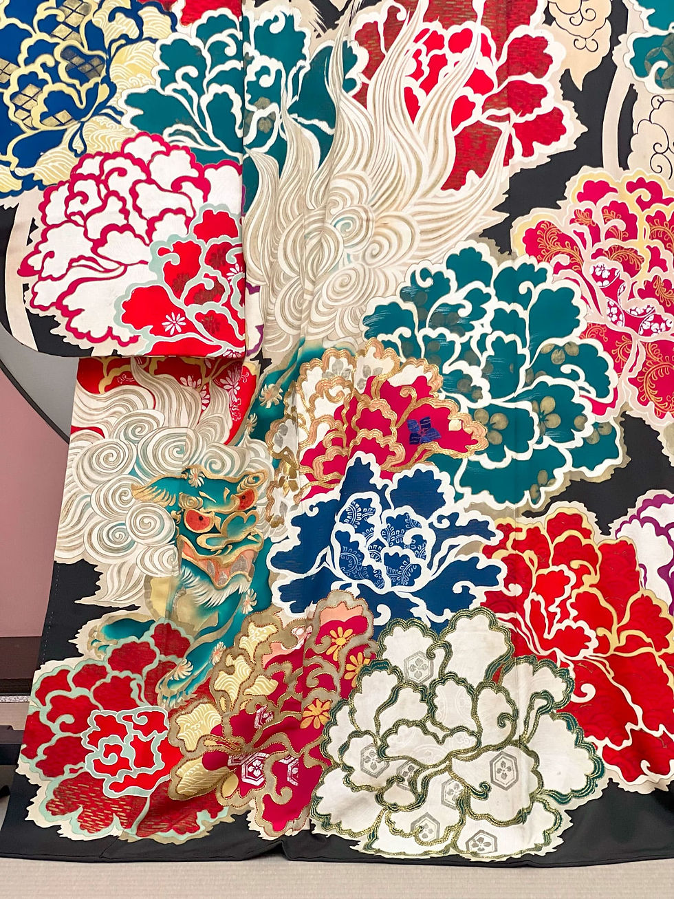 サムネイル： Antique 牡丹に唐獅子刺繍 黒振袖