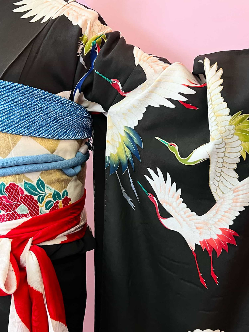 サムネイル： Antique 雪輪に立ち沢瀉五ツ紋 松に観世水に鶴紋様 黒振袖