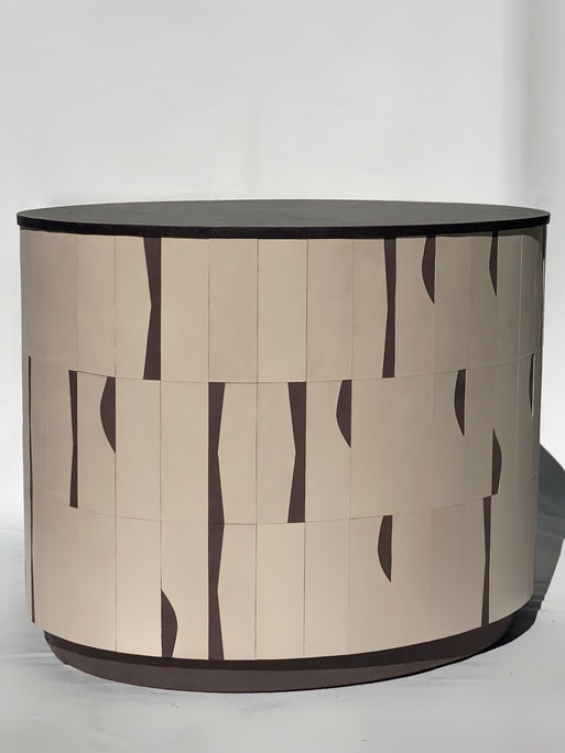 table basse en marqueterie de cuir sellier et fibre maya blanche et gris anthracite fait par Hermine Torikian