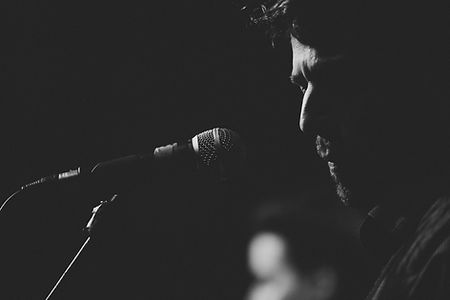 Cantante en el escenario