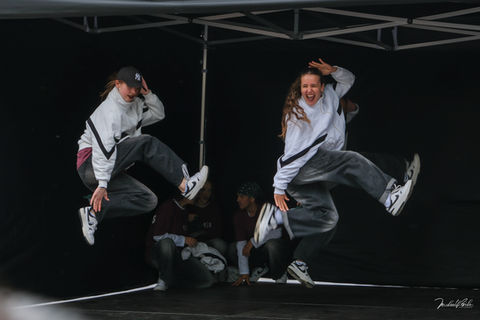 Die Kaffeetafel auf dem Buschmannshof in Wanne war Teil des kreativen Mitmachfests „Zusammen und Mittendrin in Wanne“, das am Samstag, 24. Mai 2025, von 13:00 bis 17:00 Uhr stattfand. Die Veranstaltung bietet neben der Kaffeetafel zahlreiche Mitmachaktionen wie Tanz, Graffiti und Spiele, organisiert von der Stadt Herne und der Initiative „Wanne machen“. 