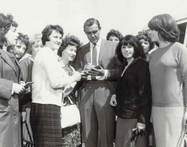 connery-sean-signature-signing-in-crowd-of-women.jpg