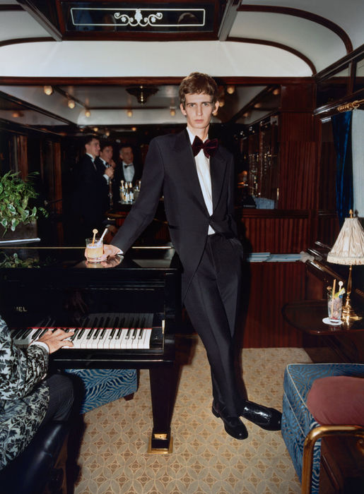 Entertainer aboard the VSOE