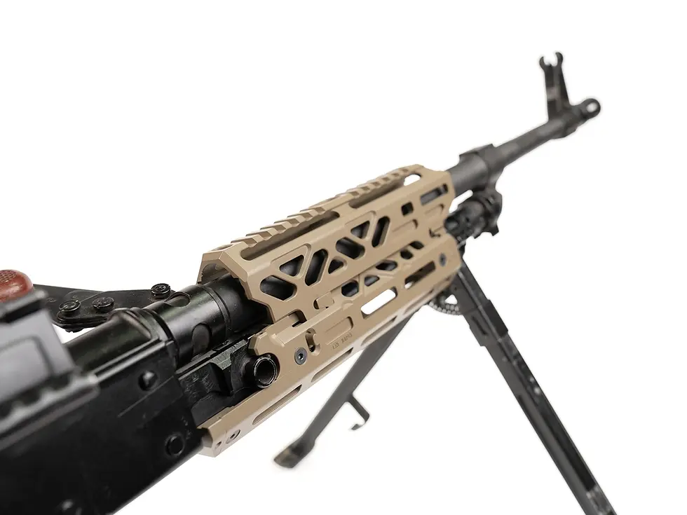 Прев'ю: Кулемет ПКМ з короткою цівкою КРУК та встановленими сошками, вид збоку