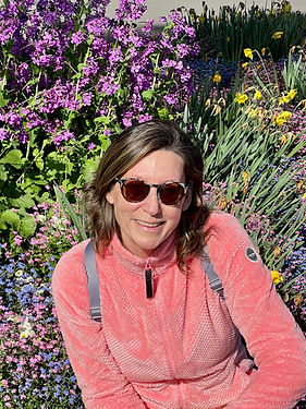 une femme et des fleurs 