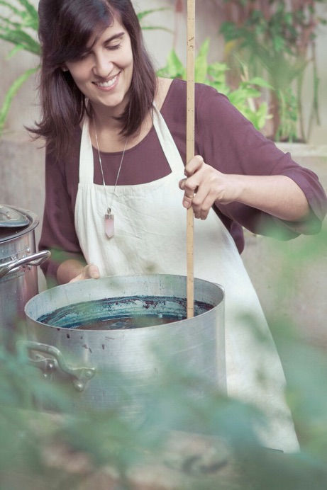 Flávia aranha aposta em jabuticaba para tingir peças