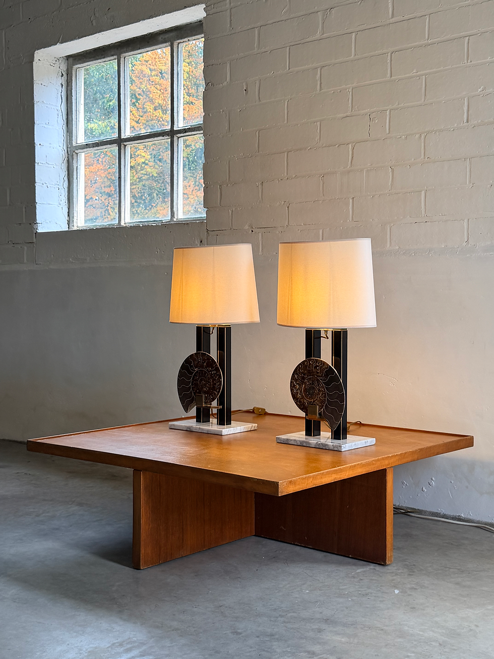 Miniatura: Hollywood Regency pair of ammonite lamps in brass, marble & lacquer, France, 70s