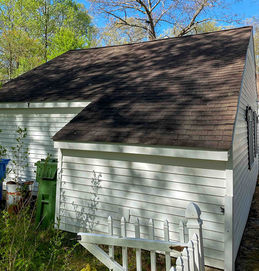 dirty roof with black algae on house in Hebron CT