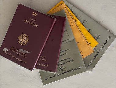 Weltreise Dokumente wie Reisepass, internationaler Führerschein und Impfass