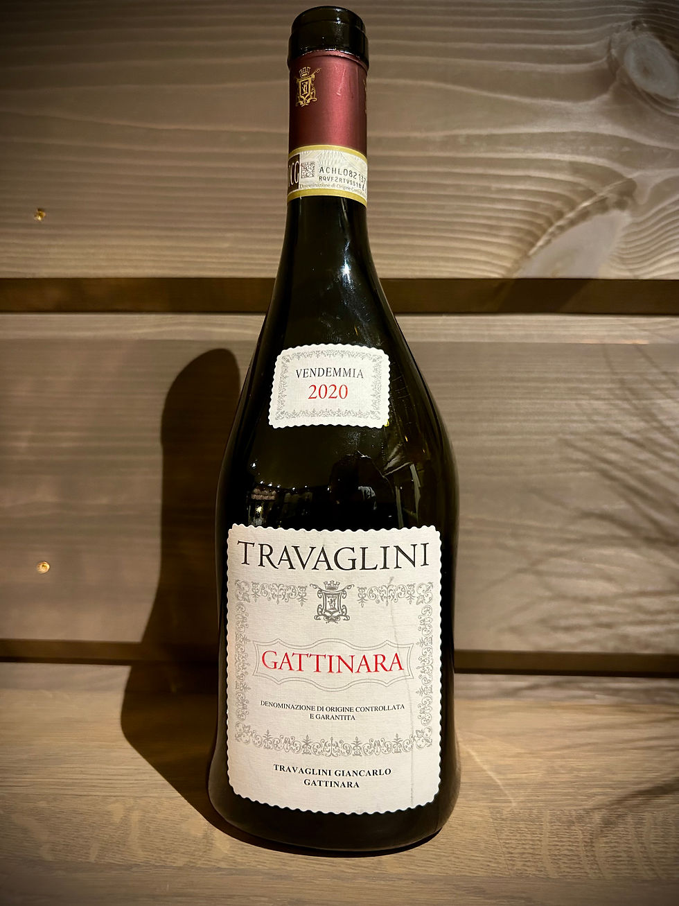 I det vi entrer helgen kan det jo tenkes at det skal kokkeleres litt skikkelig vintermat i husstander rundt omkring. Da kan det være fint å ha en litt robust vin på innerlomma. Travaglini har holdt på siden 1920 og var blant dem som satte området Gattinara på vinkartet. De lager kun vin på Nebbiolo-druer, men klarer likevel å skape litt variasjon i sortimentet sitt.