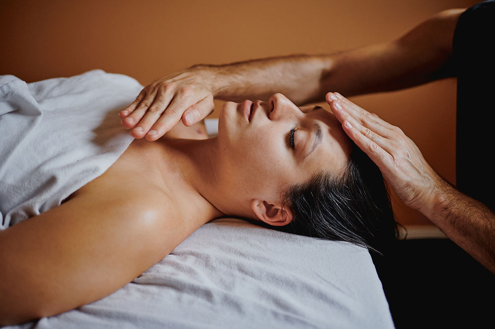 therapist giving a hollistic reiki treatment