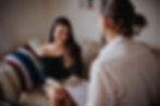 Massothérapeute de OM Massage en consultation avec un client avant le traitement