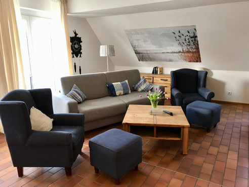 3-Zimmer-Maisonettewohnung für 4-6 Personen über 2 Etagen, ca. 75 qm.
Wohn-/Schlafraum mit Sitzgruppe/Doppelbettcouch, Essplatz und Küchenzeile (4 Platten, Backofen, Geschirrspüler, Kühlschrank, Kaffeemaschine), Balkonausgang. Dusche/WC.
Vom Wohnraum Treppe ins Dachgeschoss (leichte Dachschräge): Doppelzimmer. Zweibettzimmer. Dusche/WC.