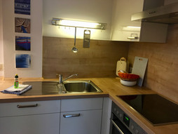 Einbauküche mit Backofen, Geschirrspüler, Herd (Cerankochfelder), Kaffeemaschine, Kühlschrank mit Gefrierfach, Mikrowelle, Toaster, Wasserkocher