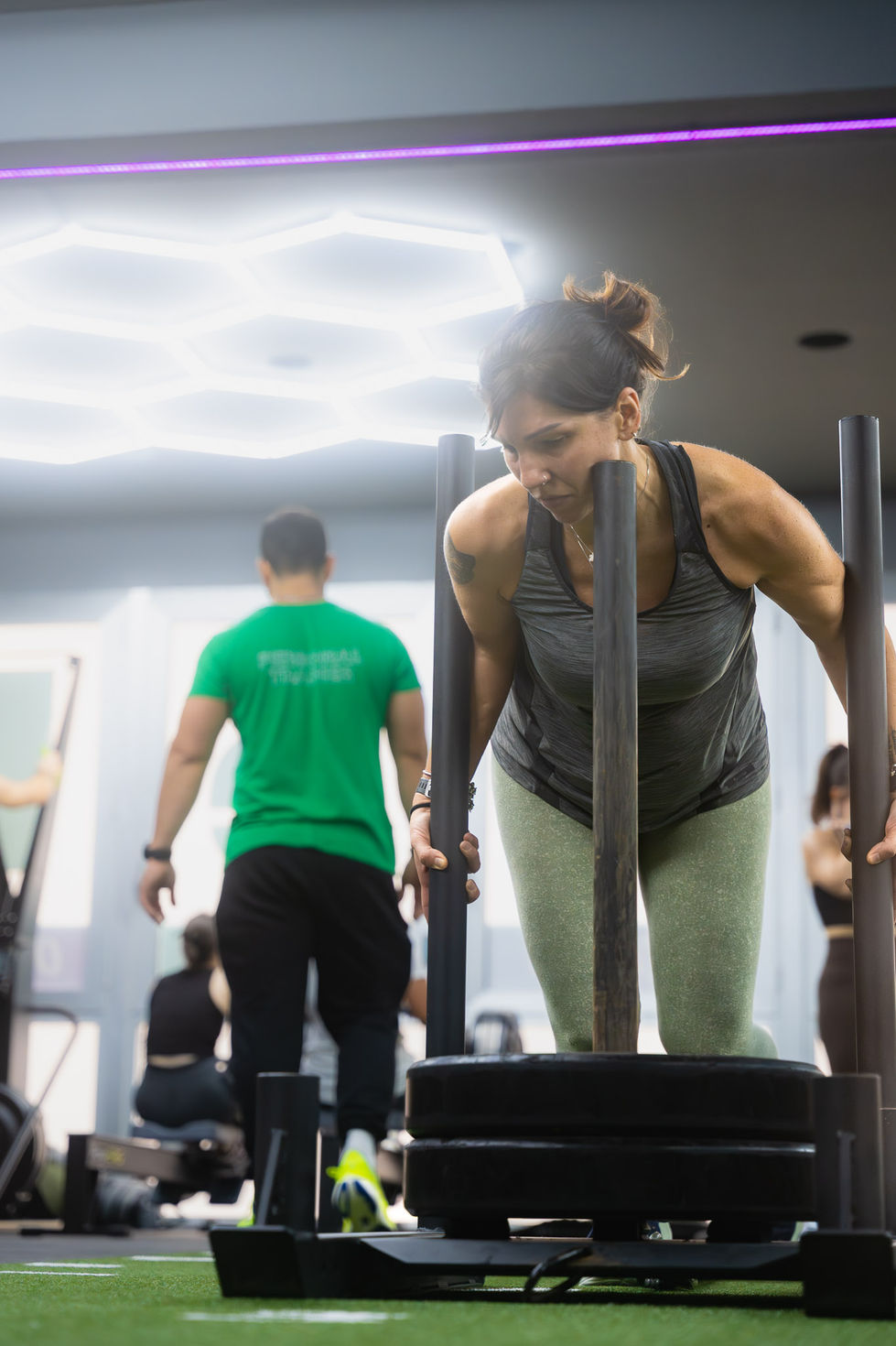 Allenamento Hyrox dinamico in palestra, con movimento e impegno fisico