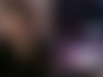 Luan Santana cantando em palco com multidão ao fundo durante show da turnê