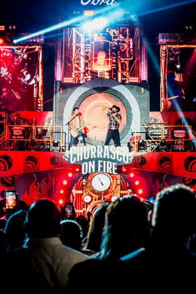 Fernando e Sorocaba desembarcam com o Churrasco On Fire em Cuiabá no dia 21 de março