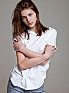 Modelo joven en camiseta blanca