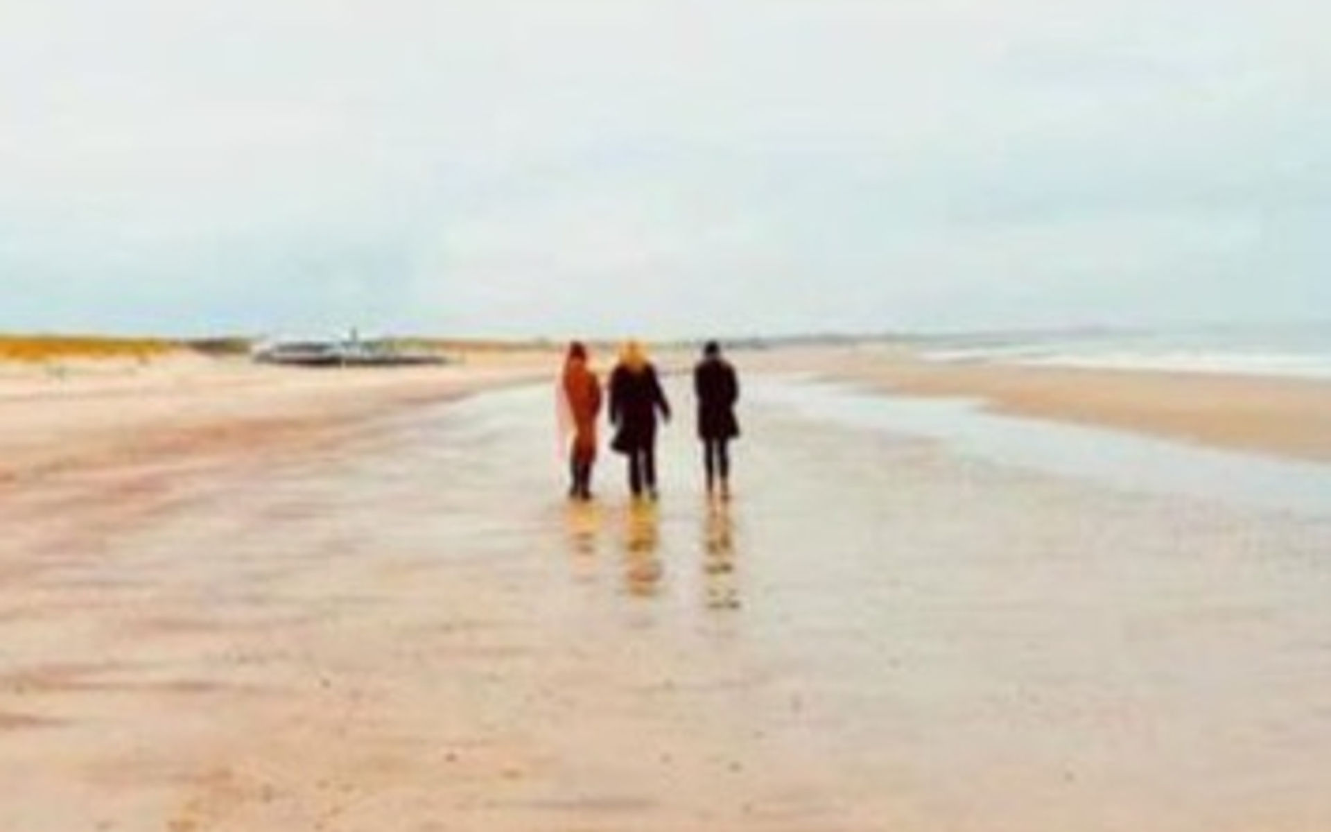 Wandelen over het brede strand van Zeeuws-Vlaanderen