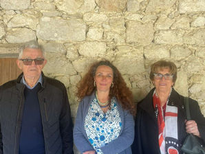 Michel vidaillan et saq femme dxevant la ferme du château de Goudourville