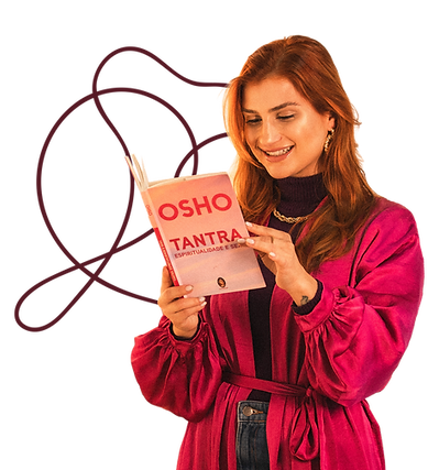 A Suzanna sorrindo enquanto lê um livro de tantra do Osho