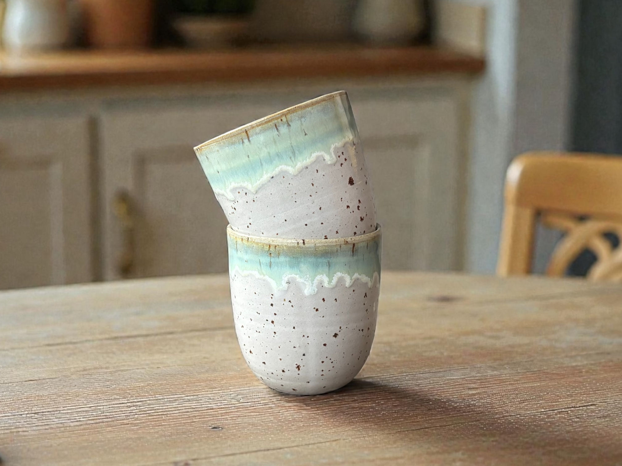 Handgefertigter Keramikbecher 200ml weiß grün glasiert