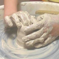 Hände an der Töpferscheibe beim Töpferkurs für Kinder im Keramikatelier Göttingen