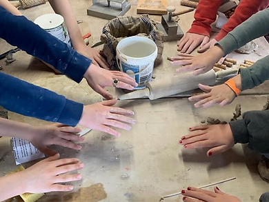 Kinder formen gemeinam einen Tonbecher beim Töpfern im Keramikatelier - kreativer Kindergeburtstag in Göttingen mit Fokus auf handgemachter Keramik