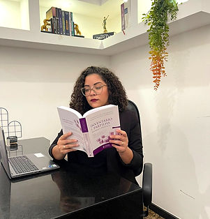 Advogada lendo livro de Sucessões