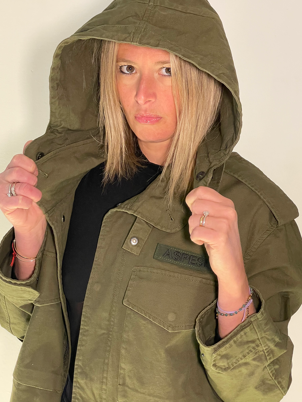 Miniatura: Donna indossa trench ASPESI verde oliva, con cappuccio