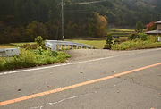1 国道413号線を道の駅道志を背にして山中湖方面へ進み「道志村オートスナック」を通り過ぎてすぐ、左手に曲がる道が現れます。