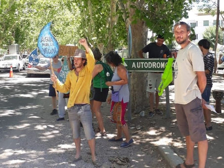Volantes, carpa y un mensaje contra la minería en Plaza Italia de San Rafael