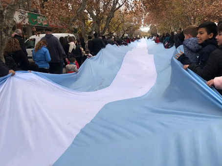 Una bandera que une: 250 metros de orgullo en las calles de San Rafael
