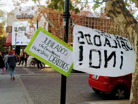 "Semaforazo" de los jubilados en San Rafael: protesta creativa y contundente