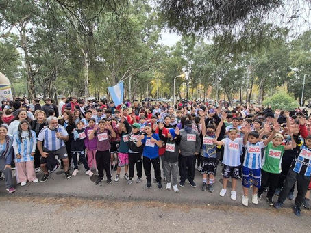 “LA CELESTE Y BLANCA ME COPA”: UNA MULTITUD DE ESTUDIANTES EN LA MARATÓN DE LA BUENA MADRE