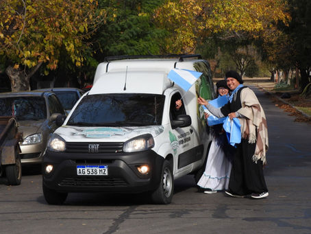 EL BARRIO UNIMEV SE VISTIÓ DE CELESTE Y BLANCO EN LA PREVIA DEL DÍA DE LA PATRIA