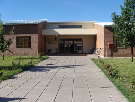 Estudiantes de la Escuela Merín y una tijera de rescate para bomberos