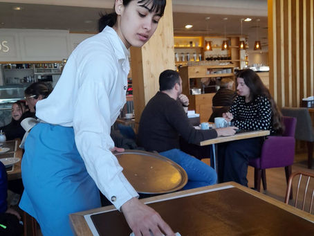 INCLUSIÓN LABORAL: UNA ALUMNA DE APRID COMENZÓ SUS PRÁCTICAS EN UNA CONFITERÍA