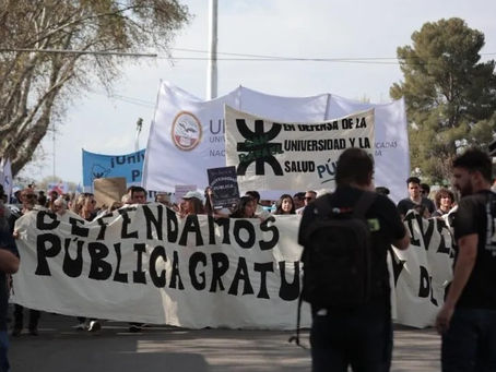 MARCHA UNIVERSITARIA EN SAN RAFAEL: HUBO ABRAZO SIMBÓLICO EN LA FCAI Y CONCENTRACIÓN EN PLAZA DEL INMIGRANTE