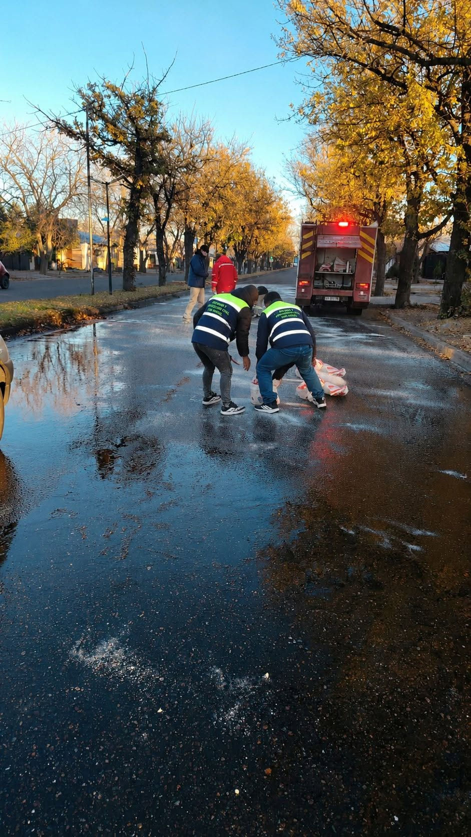 INTERVENCIÓN DE DEFENSA CIVIL POR HIELO EN UNA TRANSITADA ESQUINA DE SAN RAFAEL
