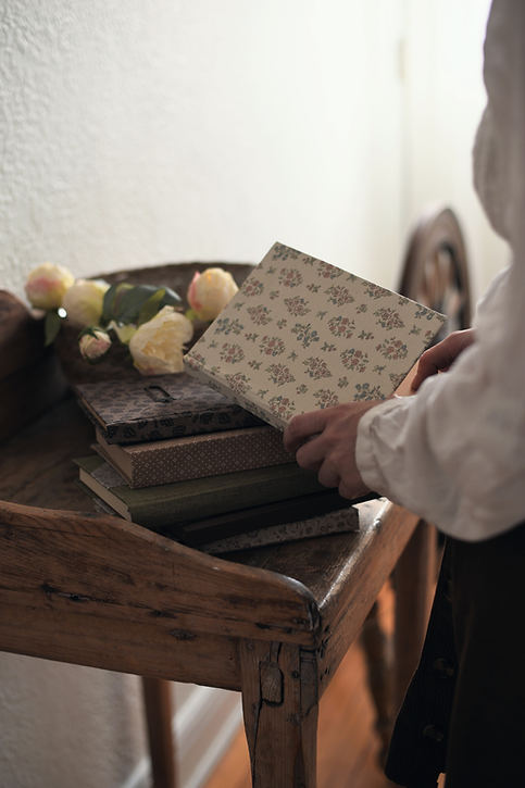 jeune femme tenant un carnet fait main en tissu