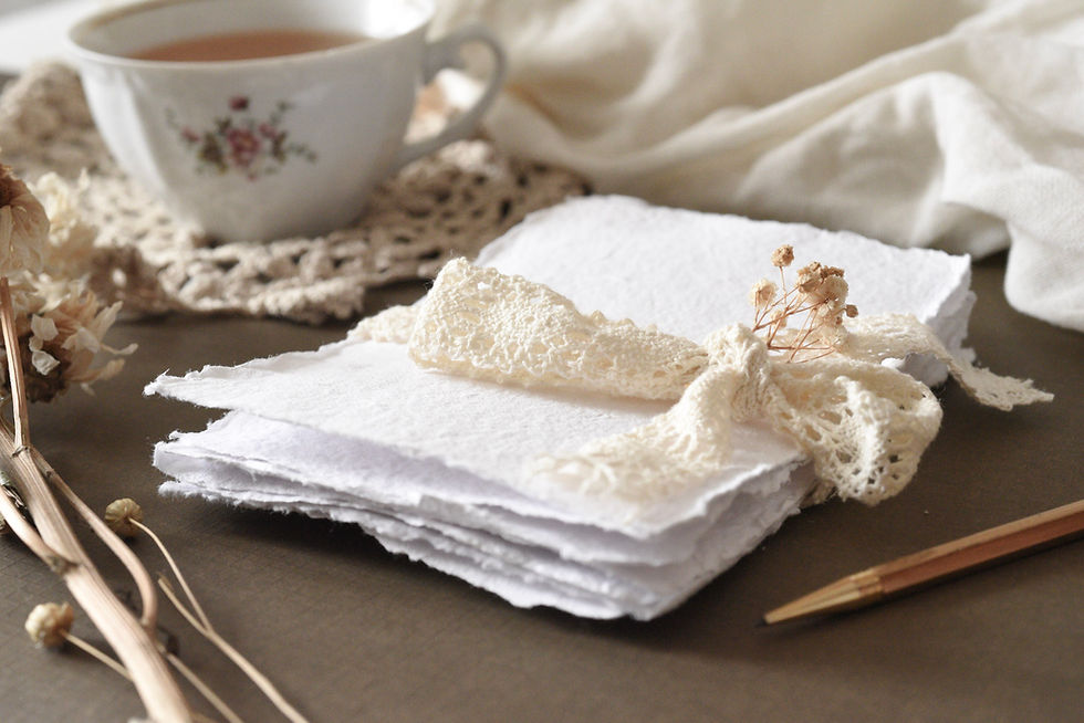 Piles de papier blanc, tasse de thé et décoration. Bloc-notes en papier fait main. Atelier Pastourelle