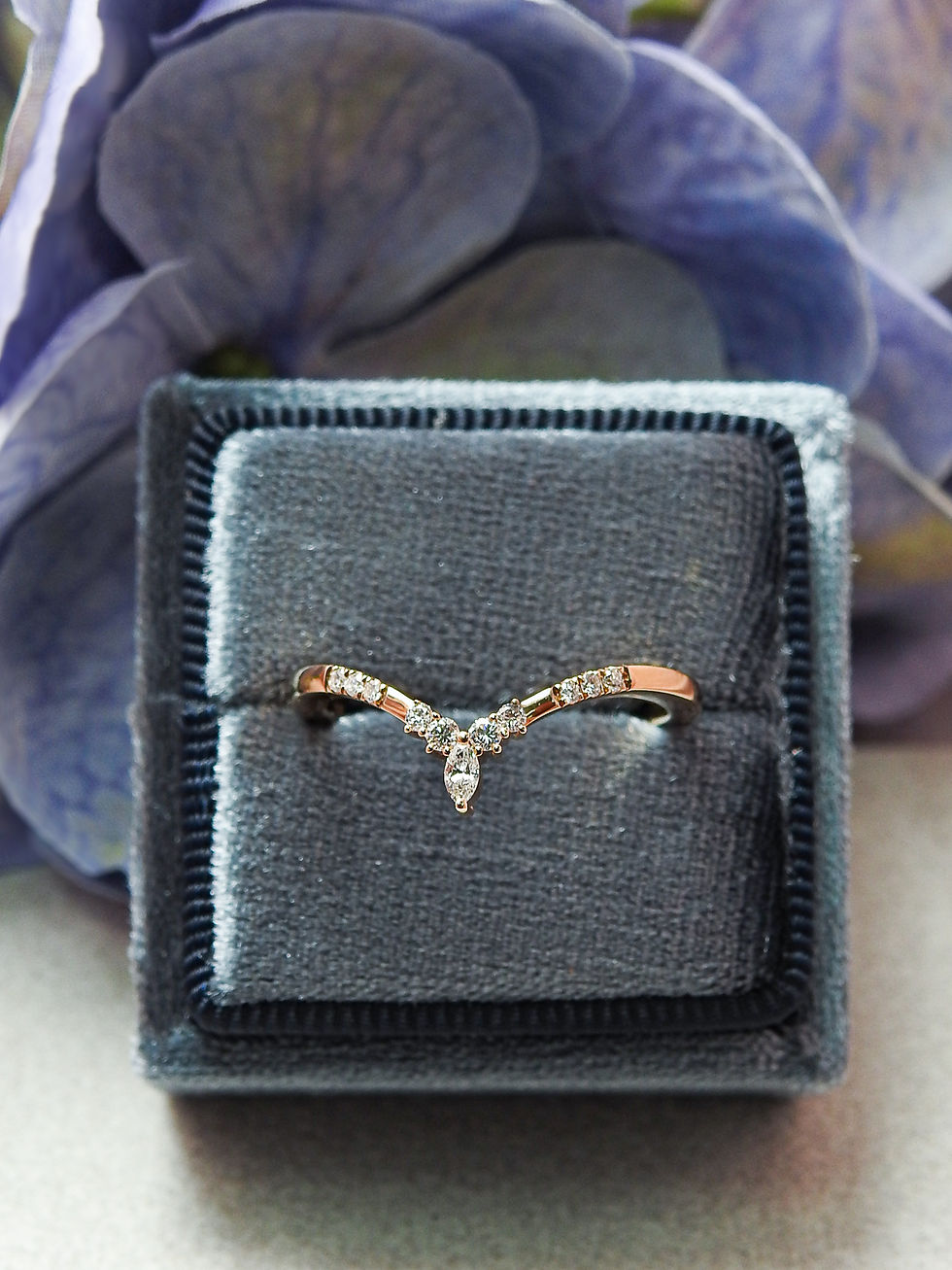縮圖：V-Shape Diamond Ring