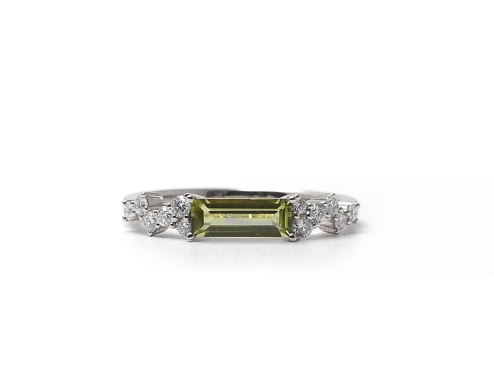 縮圖：Peridot Baguette with Diamond Cluster Ring