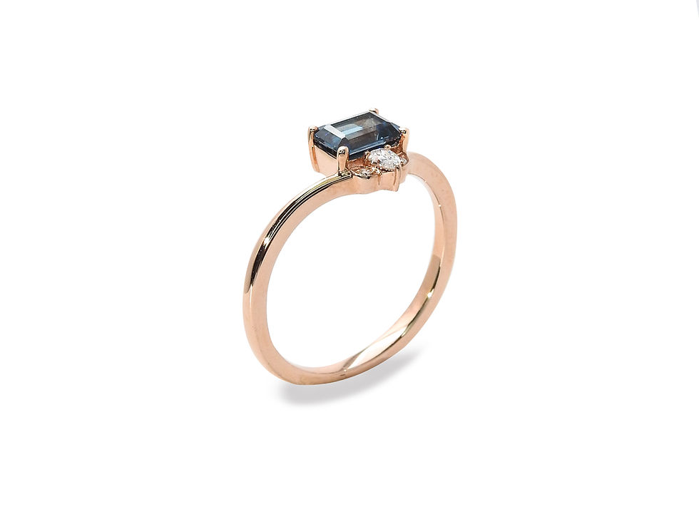 縮圖：Emerald Cut London Blue Topaz Tiara Ring