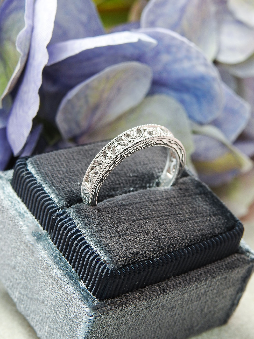 縮圖：Delicate Half Moon Milgrain Ring