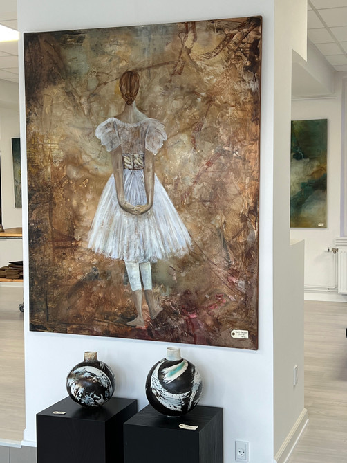 Stemningsbillede fra Galleri Lillebælt. Annette Balsgaard 150x120cm pris 18.400,-