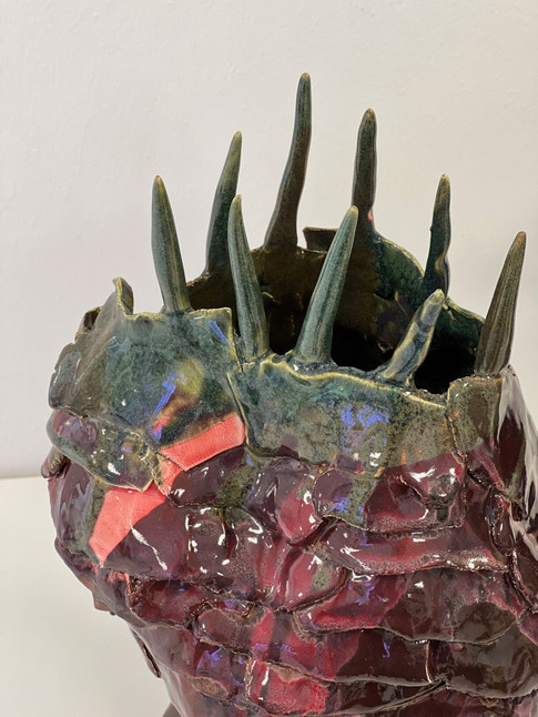Udsnit af Caroline Bennebjergs keramik skulptur