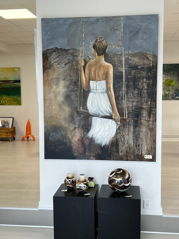 Stemningsbillede fra Galleri Lillebælt. Annette Balsgaard 150x120cm pris 18.400,-