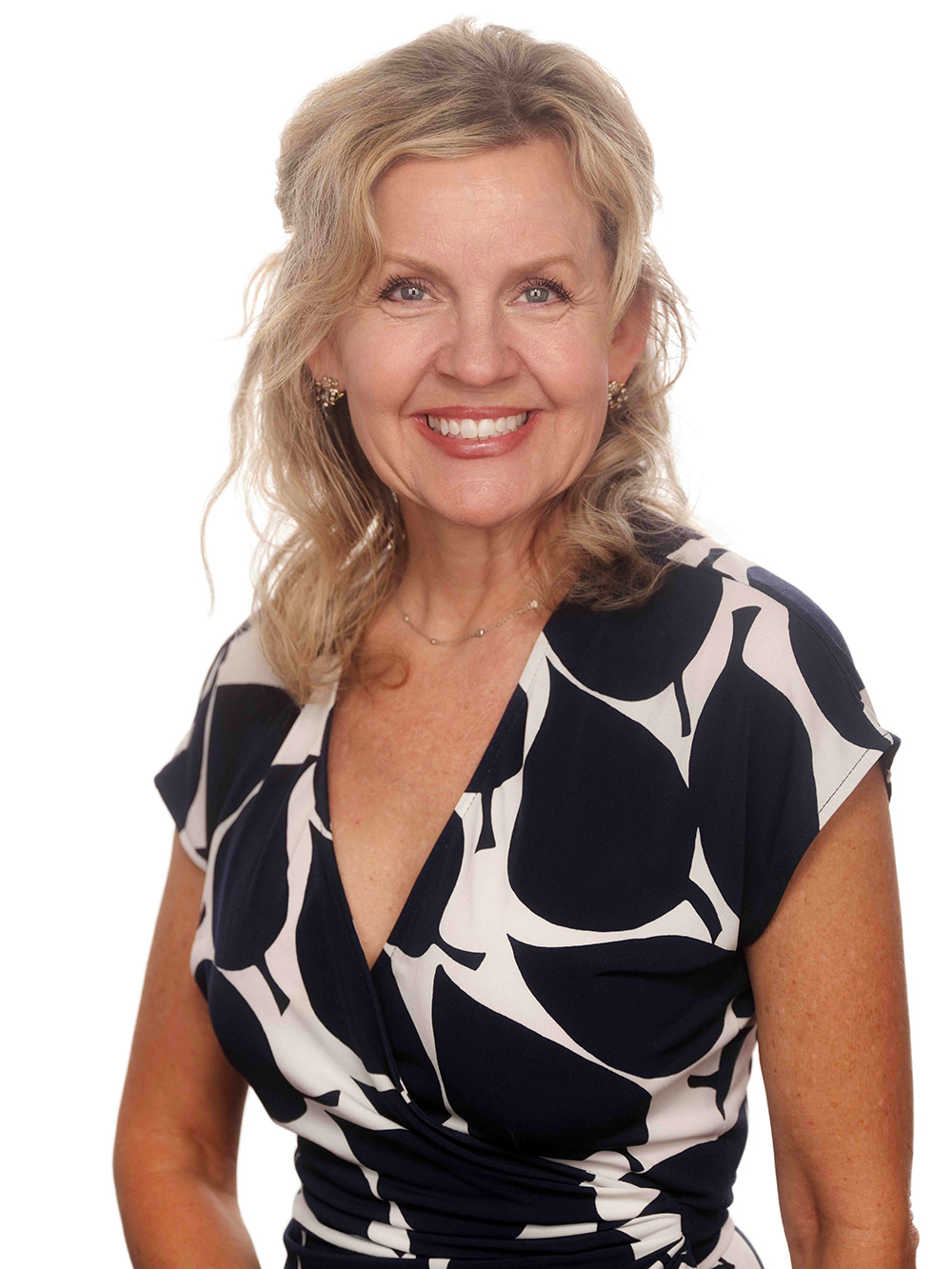 Photo of Sue, sharing her story about finding joint pain relief with Relief3
